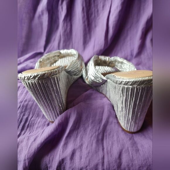 Jewel Badgley Mischka Women's Silver Heeled Sandals. Size 10 - Picture 5 of 9